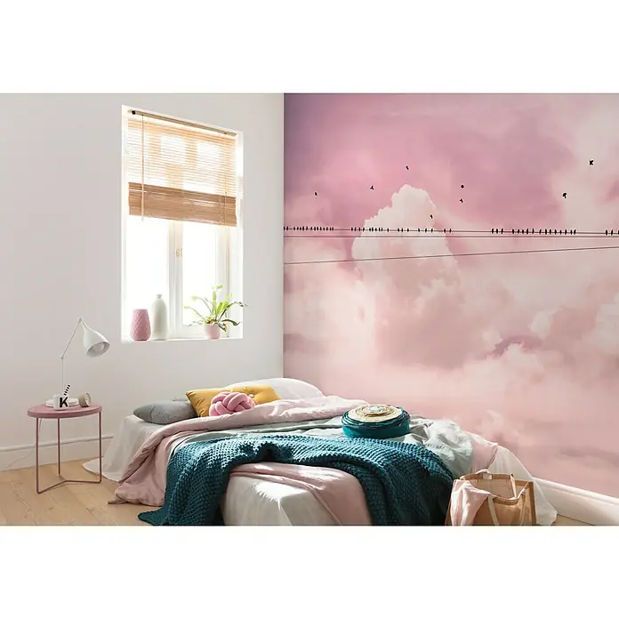 Komar Pure Fototapete Cloud Wire - 4 -tlg., B x H: 400 x 250 cm, Vlies - Schlafzimmer mit einer Fototapete einer rosa Wolkenlandschaft und Vögeln auf einer Stromleitung, die eine ruhige und verträumte Atmosphäre schafft.