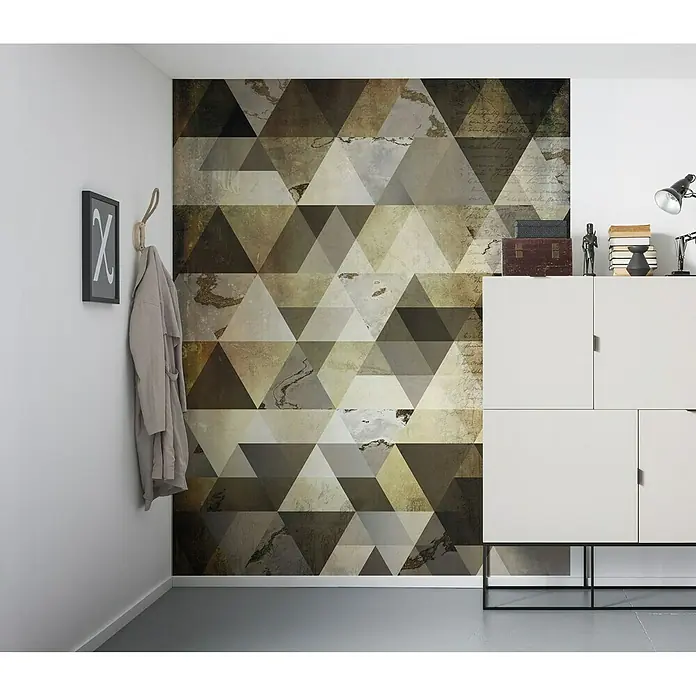 Komar Infinity Fototapete Enigma - 2 -tlg., B x H: 200 x 250 cm, Vlies - Wandgestaltung mit geometrischen Dreiecken in Braun-, Beige- und Grautönen, die eine moderne und stilvolle Atmosphäre im Raum schafft.
