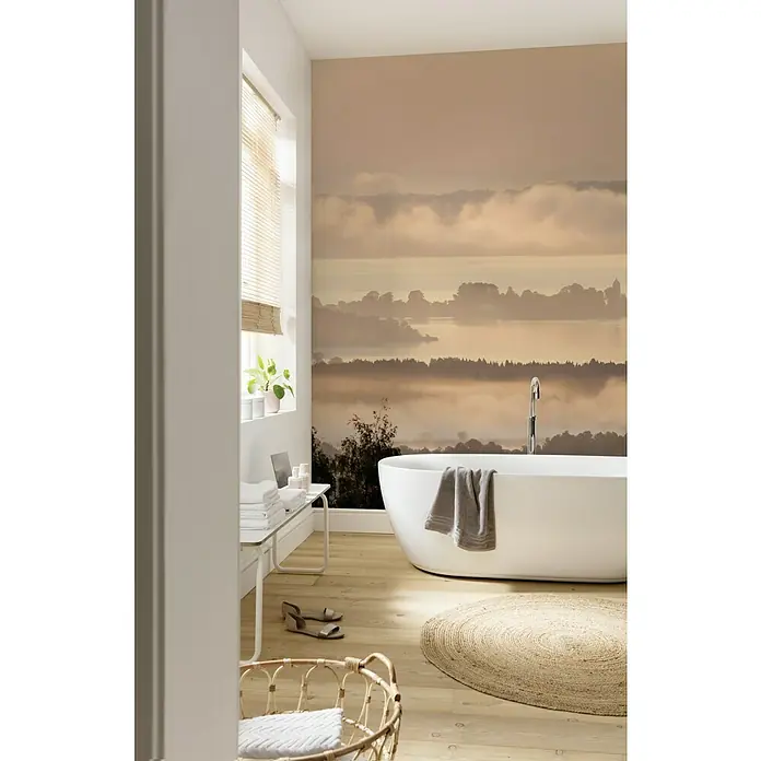 Komar Pure Fototapete Chiemsee - 3 -tlg., B x H: 300 x 250 cm, Vlies - Elegantes Badezimmer mit freistehender Badewanne, Holzfußboden und beruhigender Landschaftstapete für eine entspannende Atmosphäre.
