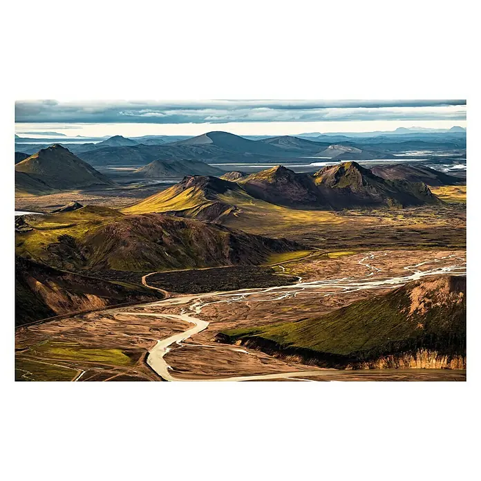Komar Pure Fototapete Urwelten - 4 -tlg., B x H: 400 x 250 cm, Vlies - Atemberaubende Aussicht auf isländische Berge und Flüsse unter einem bewölkten Himmel.