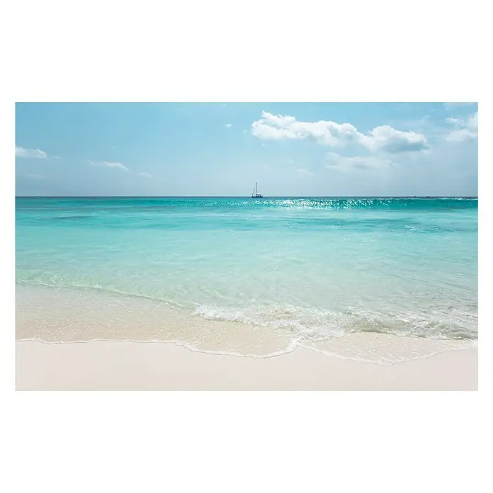 Komar Pure Fototapete Azur Ocean - 4 -tlg., B x H: 400 x 250 cm, Vlies - Klares, türkisfarbenes Wasser an einem weißen Sandstrand mit einem Segelboot in der Ferne unter einem hellblauen Himmel.