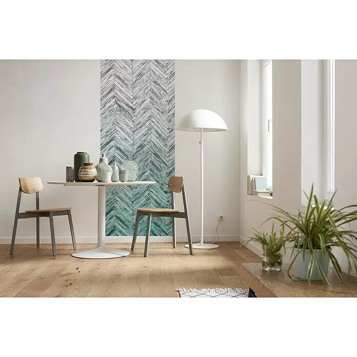Komar Infinity Fototapete Herringbone Mint Panel - 1 -tlg., B x H: 100 x 250 cm, Vlies - Modernes Wohnzimmer mit blaugrüner Fischgrätmuster-Tapete, hellem Holzfußboden und minimalistischen Möbeln.