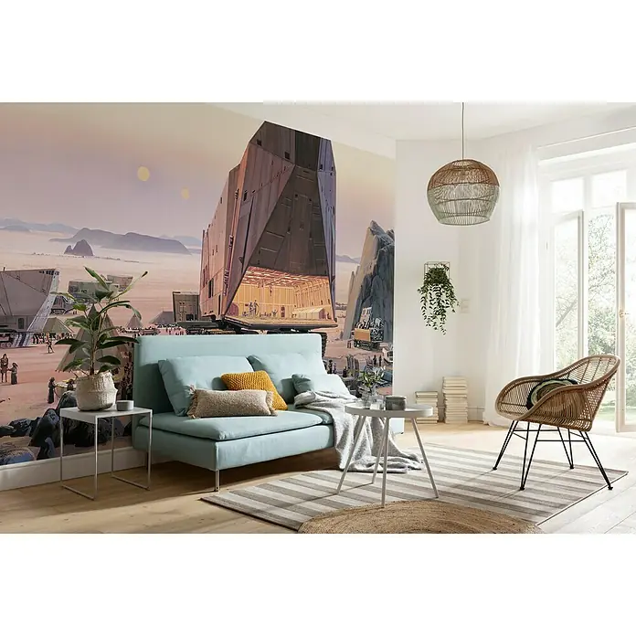 Komar Star Wars Fototapete RMQ Jawa Market - 10 -tlg., B x H: 500 x 250 cm, Vlies - Wohnzimmer mit hellblauem Sofa, Beistelltischen und Rattansessel vor einer Star Wars Wandtapete.