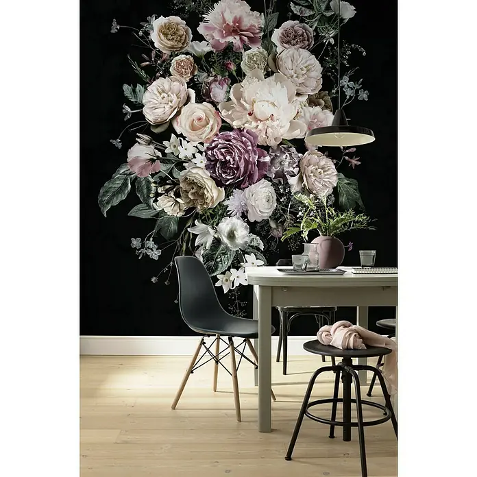 Komar Pure Fototapete Charming - 2 -tlg., B x H: 200 x 250 cm, Vlies - Ein Esstisch mit dunklem Blumenmuster an der Wand im Hintergrund, dazu ein stilvoller Stuhl und eine Lampe.