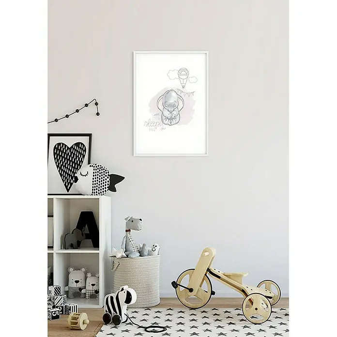 Komar Disney Edition 4 Poster Dumbo Sleepy - Disney, B x H: 30 x 40 cm - Kinderzimmer mit einem gerahmten Kunstdruck eines schlafenden Elefanten mit Heißluftballon-Motiv an der Wand.