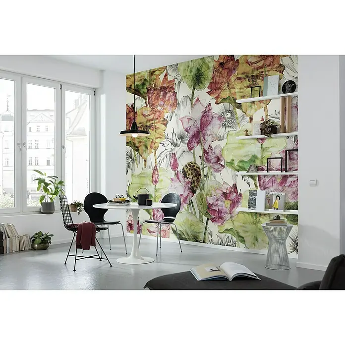 Komar Into Illusions Fototapete Lotus - 4 -tlg., B x H: 368 x 248 cm, Vlies - Modernes Esszimmer mit einem stilvollen Esstisch und Stühlen vor einer farbenfrohen Blumentapete und Regalen.