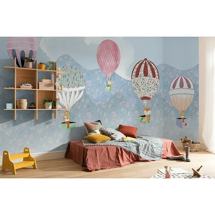 Komar Pure Fototapete Happy Balloon - 5 -tlg., B x H: 500 x 250 cm, Vlies - Kinderzimmer mit einem Bett, einem Regal und einer farbenfrohen Heißluftballon-Tapete, die eine fantasievolle und verspielte Atmosphäre schafft.