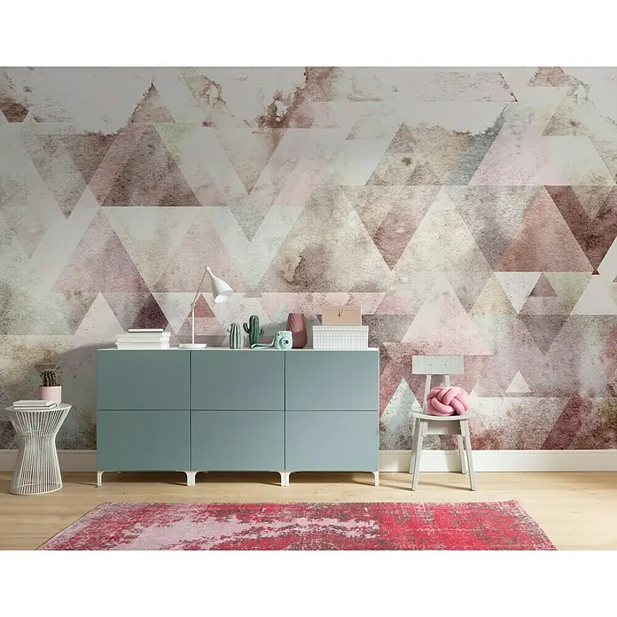 Komar Pure Fototapete Triangles Red - 4 -tlg., B x H: 400 x 250 cm, Vlies - Einrichtungsidee mit einem modernen Sideboard in blaugrüner Farbe, das perfekt zu dem rosa Teppich und der geometrischen Tapete passt.
