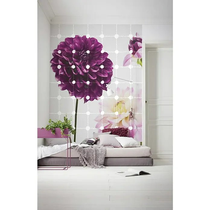 Komar Infinity Fototapete Flowers & Dots - 2 -tlg., B x H: 200 x 250 cm, Vlies - Schlafzimmer mit Blumendekor Tapete und modernem Bett mit Kissen. Die Tapete mit Blumenmuster verleiht dem Raum eine moderne Atmosphäre.