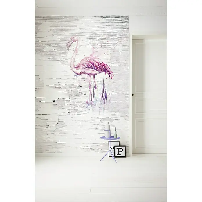 Komar Infinity Fototapete Pink Flamingo - 2 -tlg., B x H: 200 x 250 cm, Vlies - Wandgestaltung mit einem Flamingo-Motiv und einem kleinen Beistelltisch mit Dekoration.