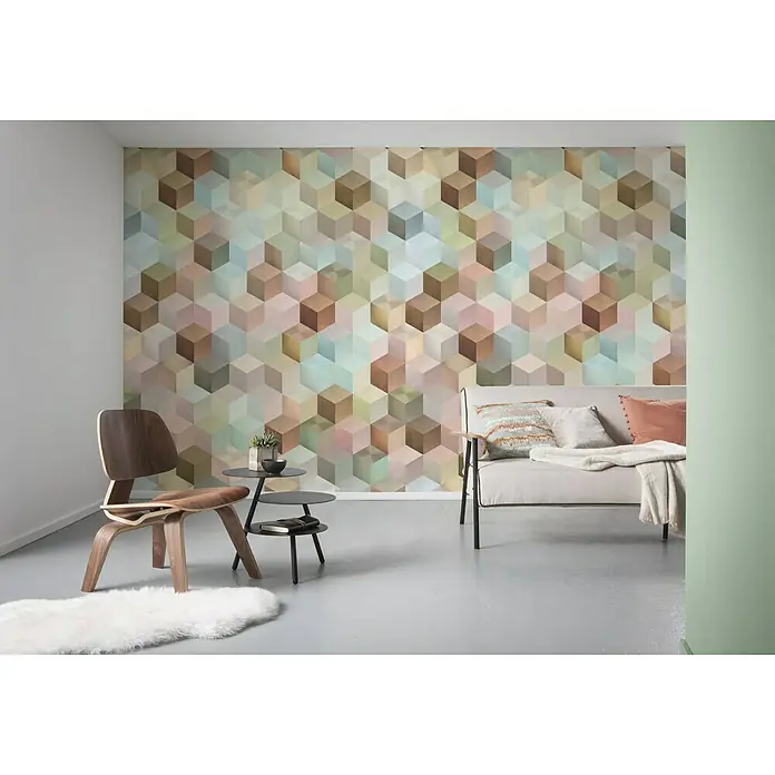 Komar Infinity Fototapete Cubes - 2 -tlg., B x H: 200 x 250 cm, Vlies - Wohnzimmer mit einem stilvollen Sessel, Beistelltisch, Sofa und einer auffälligen geometrischen Tapete.