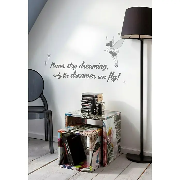 Komar Disney Edition 4 Dekosticker Never Stop Dreaming - 14 -tlg., Grau/Weiß - Einrichtungsidee mit einem kreativen Satztisch-Set mit Muster, einer Stehlampe und Wanddekoration im modernen Stil.