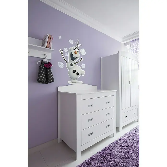 Komar Disney Edition 4 Dekosticker Olaf - 9 -tlg., Bunt - Kinderzimmer mit weißer Wickelkommode und Olaf Wandsticker. Ideal für ein gemütliches Ambiente im Kinderzimmer.