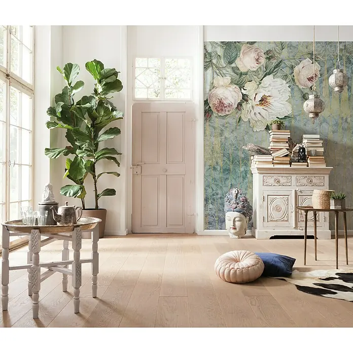 Komar Pure Fototapete La Rosa - 2 -tlg., B x H: 200 x 250 cm, Vlies - Einladender Raum mit einem stilvollen Beistelltisch, einer Zimmerpflanze und einer dekorativen Kommode vor einer blumigen Wand.