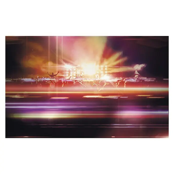 Komar Infinity Fototapete Open Air - 4 -tlg., B x H: 400 x 250 cm, Vlies, Rock - Publikum genießt eine energiegeladene Show mit bunten Lichtern und jubelnden Menschen vor der Bühne. Die Atmosphäre ist elektrisierend.
