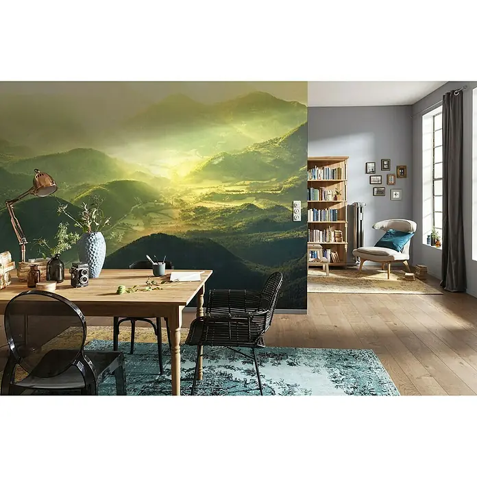 Komar Stefan Hefele Edition 1 Fototapete The Shire - 2 -tlg., B x H: 200 x 150 cm, Vlies - Esszimmer mit rustikalem Holztisch, modernen Stühlen und einer eindrucksvollen Berglandschaft Fototapete, die eine warme Atmosphäre schafft.