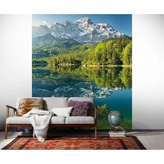 Komar Stefan Hefele Edition 1 Fototapete Beautiful Germany - 2 -tlg., B x H: 200 x 250 cm, Vlies - Eine große Wandtapete mit Bergen, einem See und Bäumen, hinter einem grauen Sofa angebracht.