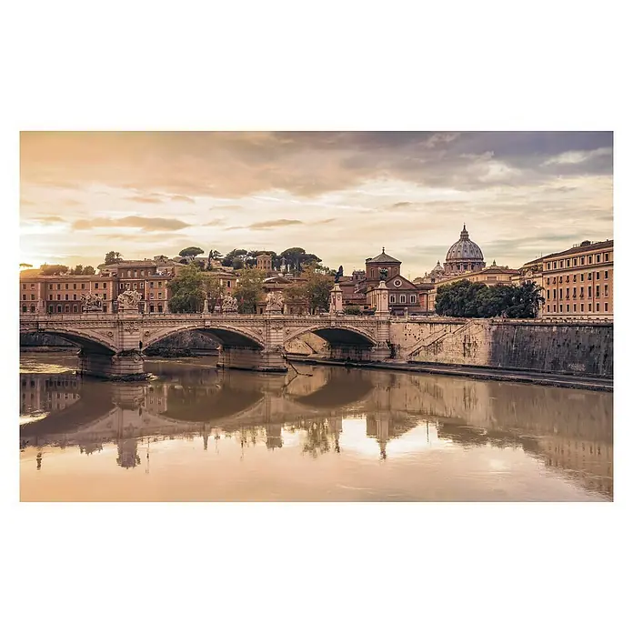 Komar Stefan Hefele Edition 1 Fototapete Copper - 4 -tlg., B x H: 400 x 250 cm, Vlies - Majestätische Ansicht von Rom mit der Engelsbrücke, die sich im Tiber spiegelt, und dem Petersdom im Hintergrund bei Sonnenuntergang.