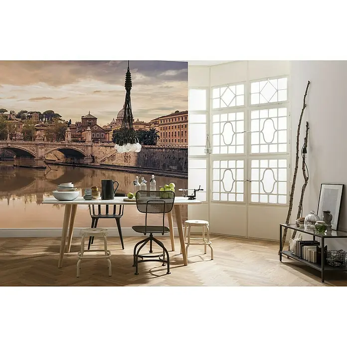 Komar Stefan Hefele Edition 1 Fototapete Copper - 4 -tlg., B x H: 400 x 250 cm, Vlies - Ein heller Raum mit einem Esstisch, Stühlen und einem Wandbild von Rom, das eine elegante und einladende Atmosphäre schafft.