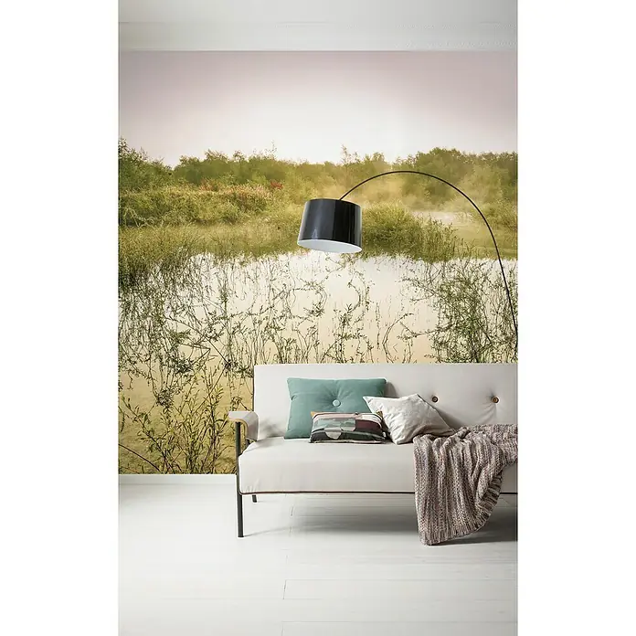 Komar Stefan Hefele Edition 1 Fototapete Morning View II - 4 -tlg., B x H: 400 x 250 cm, Vlies - Nahaufnahme eines Zimmers mit einem Sofa, das vor einer Natur-Fototapete und unter einer Stehlampe steht. Eine gemütliche und moderne Raumatmosphäre.