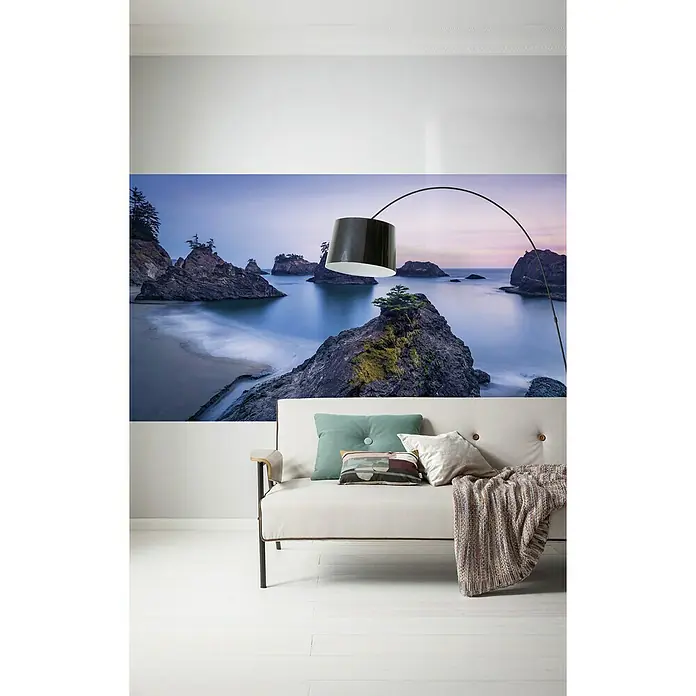 Komar Stefan Hefele Edition 1 Fototapete Secret Beach - 1 -tlg., B x H: 200 x 100 cm, Vlies - Ein gemütliches Wohnzimmer mit einem Sofa und einer Landschaftstapete mit Felseninseln für ein ruhiges Ambiente im Raum.