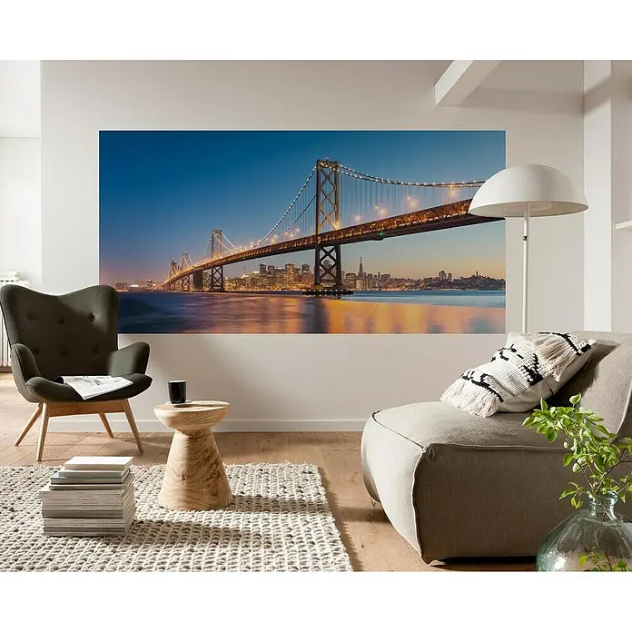 Komar Stefan Hefele Edition 1 Fototapete Spectacular San Francisco - 1 -tlg., B x H: 200 x 100 cm, Vlies - Wandbild mit der San Francisco Bay Bridge in einem stilvollen Wohnzimmer, das dem Raum eine moderne Note verleiht.