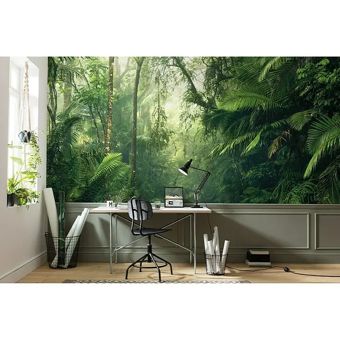 Komar Pure Fototapete Tropenwelten - 5 -tlg., B x H: 500 x 250 cm, Vlies - Ein Arbeitszimmer mit einer Fototapete von einem tropischen Regenwald, die eine entspannende Atmosphäre schafft. Der Schreibtisch und der Stuhl sind modern gestaltet.