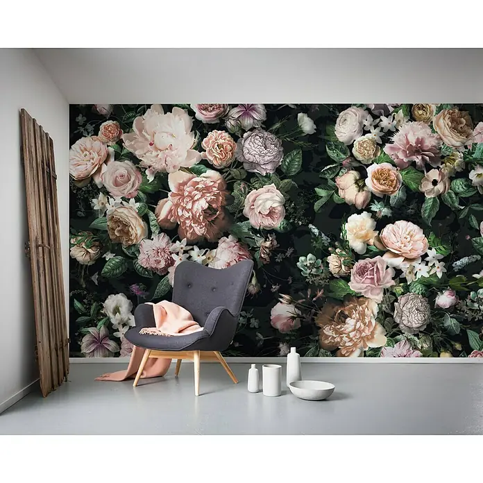 Komar Infinity Fototapete Victoria Black - 4 -tlg., B x H: 400 x 250 cm, Vlies - Wohnraum mit grauen Sessel, rosa Decke, floraler Wandtapete mit Rosen, dekorativen Vasen und einer Schale auf grauem Boden.