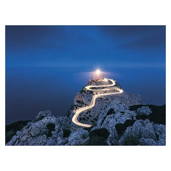 Komar Stefan Hefele Edition 1 Fototapete Cap Formentor - 2 -tlg., B x H: 200 x 150 cm, Vlies - Ein Leuchtturm auf einem Berg mit einer kurvenreichen Straße, die zum Gipfel führt, erhellt die Nacht.