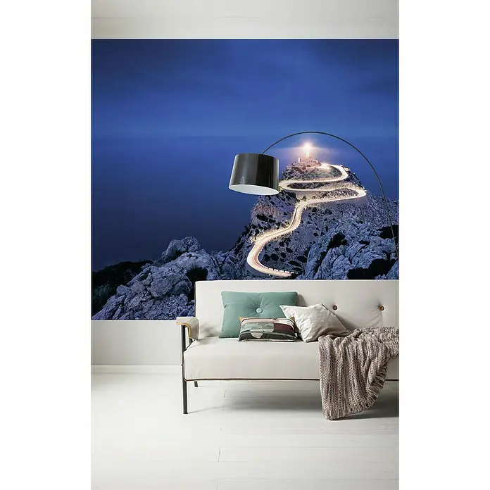 Komar Stefan Hefele Edition 1 Fototapete Cap Formentor - 2 -tlg., B x H: 200 x 150 cm, Vlies - Gemütliches Interieur mit stilvollem Sofa und beeindruckender Bergkulisse im Hintergrund. Die Lampe sorgt für angenehmes Licht.