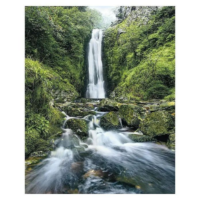 Komar Stefan Hefele Edition 1 Fototapete Glenevinfalls - 2 -tlg., B x H: 200 x 250 cm, Vlies - Idyllische Landschaft mit einem fließenden Wasserfall, umgeben von üppigem Grün und moosbedeckten Felsen, die eine ruhige Atmosphäre schaffen.