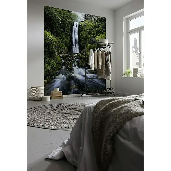 Komar Stefan Hefele Edition 1 Fototapete Glenevinfalls - 2 -tlg., B x H: 200 x 250 cm, Vlies - Ein Schlafzimmer mit einer Fototapete eines Wasserfalls und einem Kleiderständer.