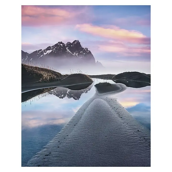 Komar Stefan Hefele Edition 1 Fototapete Glowing Vestrahorn - 2 -tlg., B x H: 200 x 250 cm, Vlies - Idyllische Landschaft mit Bergen und Reflexionen im Wasser bei Sonnenaufgang.
