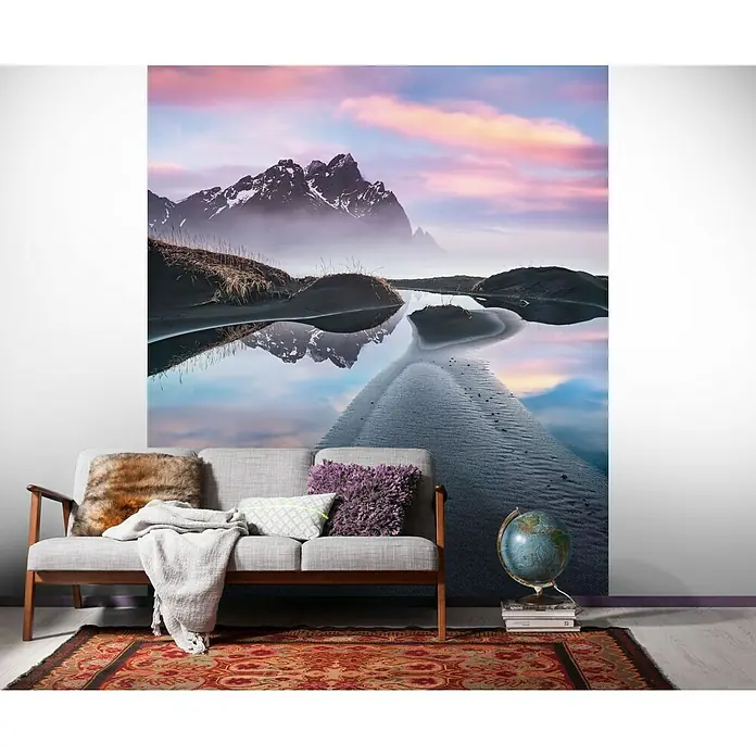 Komar Stefan Hefele Edition 1 Fototapete Glowing Vestrahorn - 2 -tlg., B x H: 200 x 250 cm, Vlies - Wandbild mit Bergmotiv hinter einer Couch.