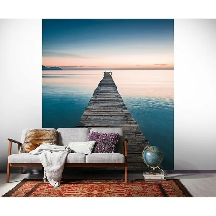 Komar Stefan Hefele Edition 1 Fototapete Morning Breeze - 2 -tlg., B x H: 200 x 250 cm, Vlies - Wandbild mit einem langen Holzsteg, der in ein ruhiges Meer führt, das eine friedliche und beruhigende Atmosphäre schafft.