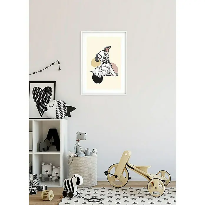 Komar Disney Edition 4 Poster 101 Dalmatiner Dots - Disney, B x H: 30 x 40 cm - Kinderzimmerdeko mit einem gerahmten Dalmatiner-Welpen-Kunstdruck, der an einer weißen Wand über einem Spielbereich hängt.