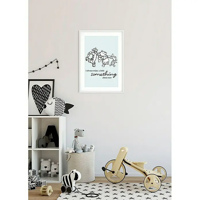 Komar Disney Edition 4 Poster Winnie Pooh Little Something - Disney, B x H: 30 x 40 cm - Wandbild mit Winnie Puuh-Motiv, das die Freude an kleinen Dingen im gegenwärtigen Moment vermittelt, eine zauberhafte Dekoration für Kinderzimmer.