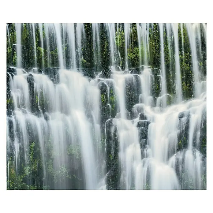 Komar Stefan Hefele Edition 1 Fototapete Ensemble of Veils - 3 -tlg., B x H: 300 x 250 cm, Vlies - Erleben Sie die Schönheit des Wasserfalls mit seinen sanften, fließenden Kaskaden und grünen Akzenten.