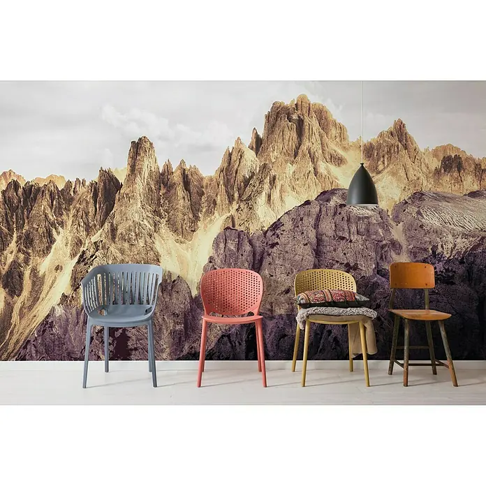 Komar Infinity Fototapete Peaks Color - 4 -tlg., B x H: 400 x 250 cm, Vlies - Vielfalt an Stühlen in verschiedenen Farben vor einer Bergkulisse. Die Stühle sind in Blau, Rosa, Gelb und Orange gehalten.