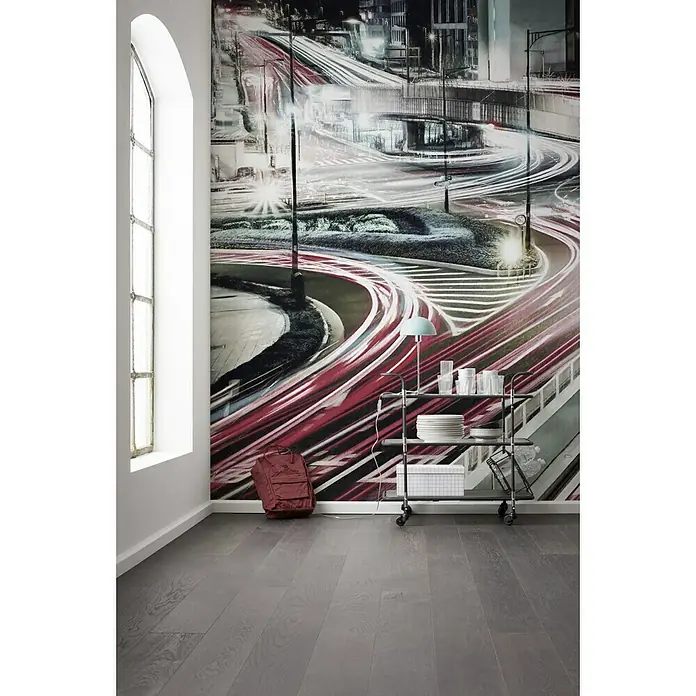 Komar Infinity Fototapete Speed Painting - 4 -tlg., B x H: 400 x 250 cm, Vlies - Detailansicht eines stilvollen Interieurs mit einem auffälligen Wandbild, das ein abstraktes Stadtbild zeigt, neben einem eleganten Servierwagen.