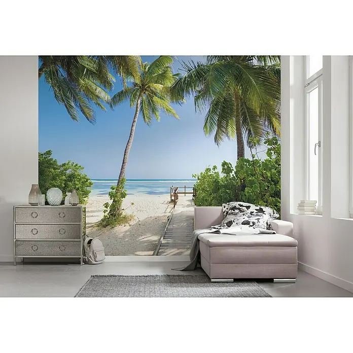 Komar Stefan Hefele Edition 1 Fototapete Palmy Beach - 3 -tlg., B x H: 300 x 250 cm, Vlies - Eine Innenraumaufnahme mit einer Fototapete mit einem Strandmotiv, die eine entspannende Atmosphäre schafft. Ideal für Wohnzimmer oder Schlafzimmer.