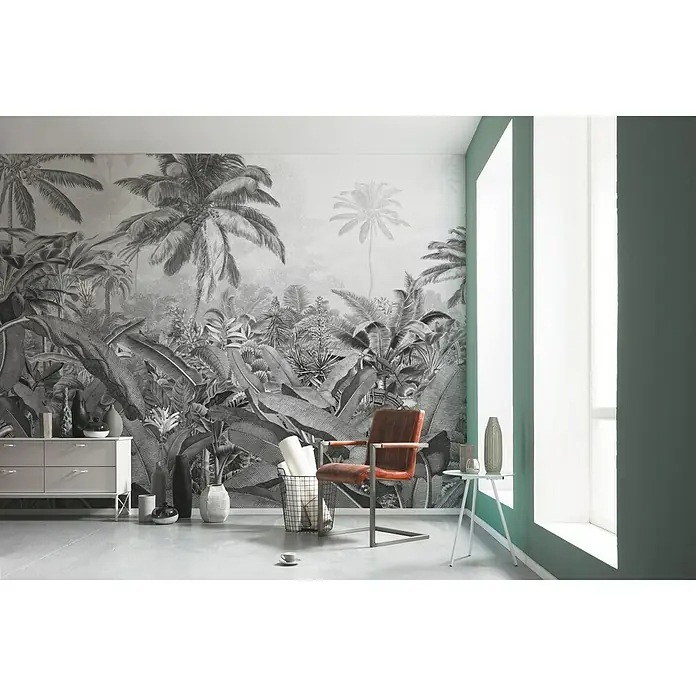 Komar Pure Fototapete Amazonia Black & White - 4 -tlg., B x H: 400 x 250 cm, Vlies - Ein stilvolles Interieur mit einer tropischen Dschungel-Tapete, einem Designer-Sessel und modernen Möbeln, das eine ruhige Atmosphäre schafft.