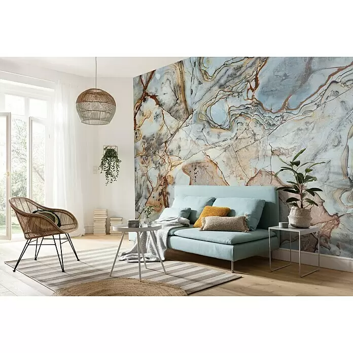 Komar Pure Fototapete Marble - 4 -tlg., B x H: 400 x 250 cm, Vlies - Muraltapete mit abstraktem Marmormuster in Grau-, Blau-, Braun- und Goldtönen als Akzentwand im Wohnzimmer.