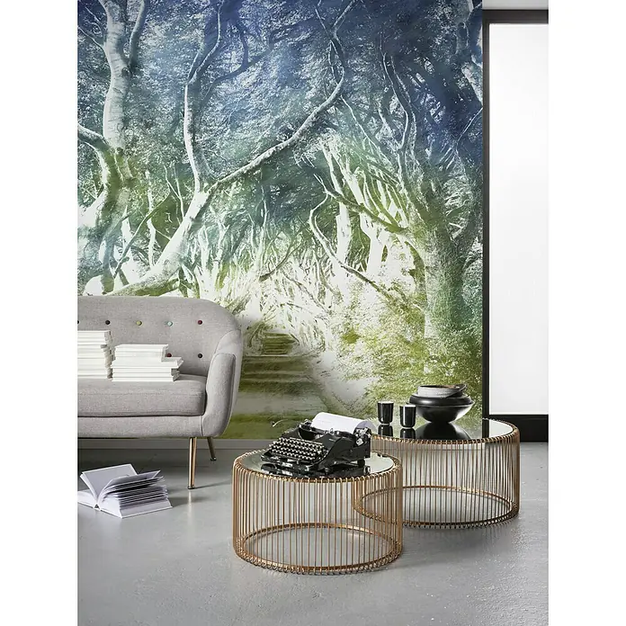Komar Infinity Fototapete Alley - 2 -tlg., B x H: 200 x 250 cm, Vlies - Elegantes Interieur mit Couch, goldenen Tischen, Schreibmaschine und Buch, vor einer Waldtapete für eine stilvolle Atmosphäre.