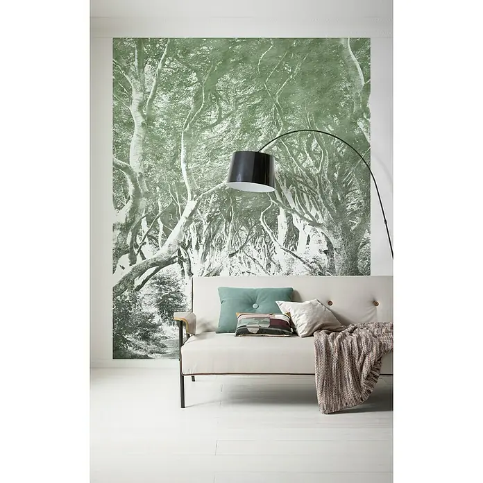 Komar Infinity Fototapete Alley Graphite - 2 -tlg., B x H: 200 x 250 cm, Vlies - Wohnzimmer mit stilvoller Couch, Kissen, Decke und einer Stehlampe. Eine Waldtapete ziert die Wand und schafft eine entspannende Atmosphäre.