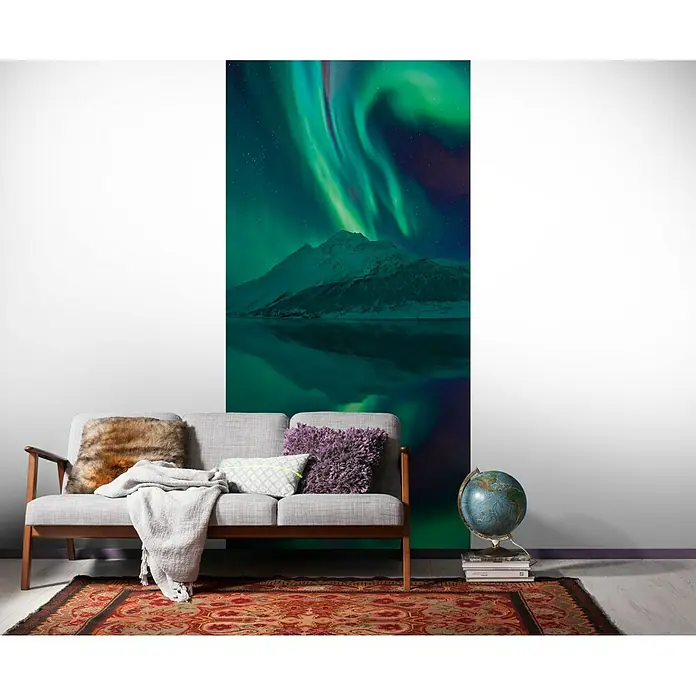 Komar Stefan Hefele Edition 1 Fototapete The Heavenly Magician - 1 -tlg., B x H: 100 x 250 cm, Vlies - Die Tapete zeigt ein atemberaubendes Polarlicht über einem Bergsee und verleiht dem Raum eine beruhigende Atmosphäre.