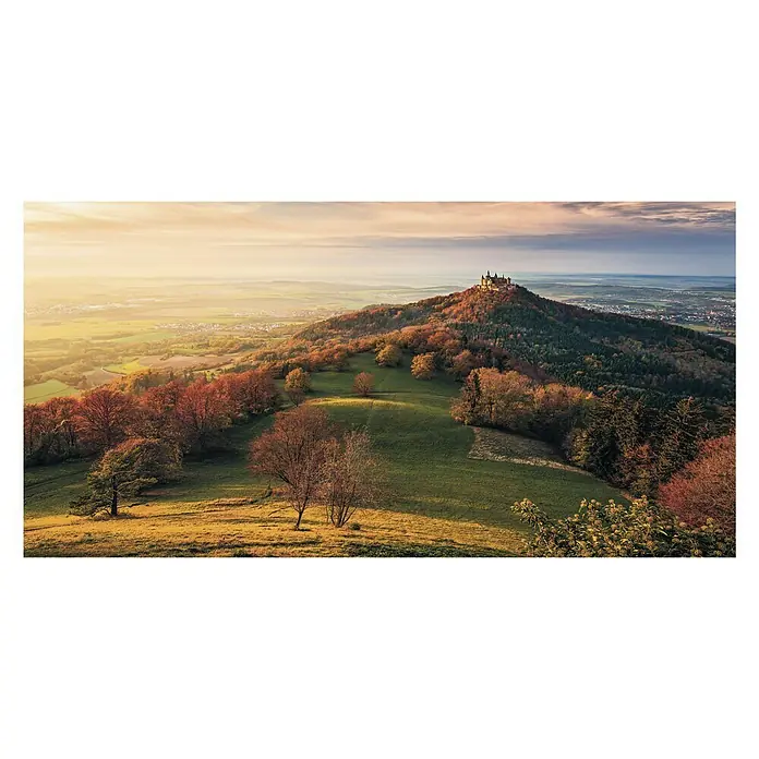 Komar Stefan Hefele Edition 1 Fototapete Fairy Tale Castle - 1 -tlg., B x H: 200 x 100 cm, Vlies - Erhaben thront Burg Hohenzollern auf einem bewaldeten Hügel, golden vom Sonnenlicht beschienen. Ein malerisches Landschaftsbild der Schwäbischen Alb.