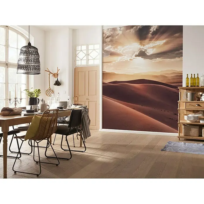 Komar Stefan Hefele Edition 1 Fototapete God Ray - 2 -tlg., B x H: 200 x 250 cm, Vlies - Ein heller Essbereich mit einem Holztisch und Stühlen, einer dekorativen Lampe und einer Wandtapete mit Dünenmotiv für eine warme Atmosphäre.