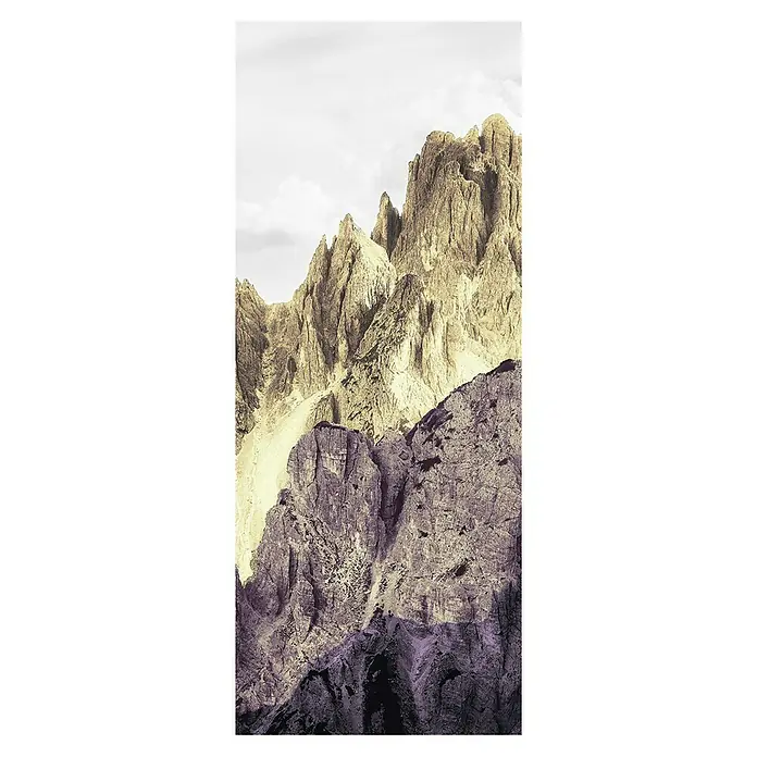 Komar Infinity Fototapete Peaks Color Panel - 1 -tlg., B x H: 100 x 250 cm, Vlies - Beeindruckende Aufnahme von schroffen Bergformationen unter einem trüben Himmel, die die rohe Schönheit der Natur einfängt.