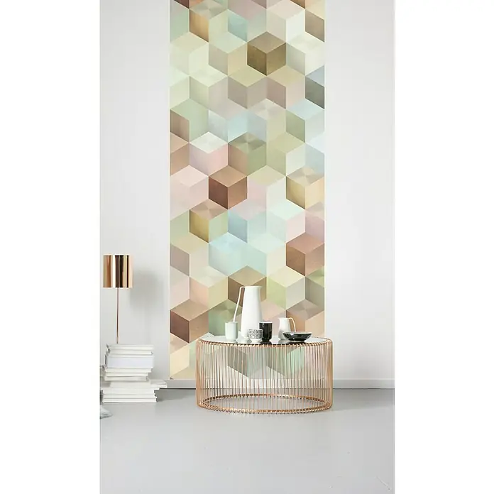 Komar Infinity Fototapete Cubes Panel - 1 -tlg., B x H: 100 x 250 cm, Vlies - Innenaufnahme mit einem runden Beistelltisch aus Metalldraht, der mit Geschirr dekoriert ist, und einer Wand mit einem geometrischen Muster.